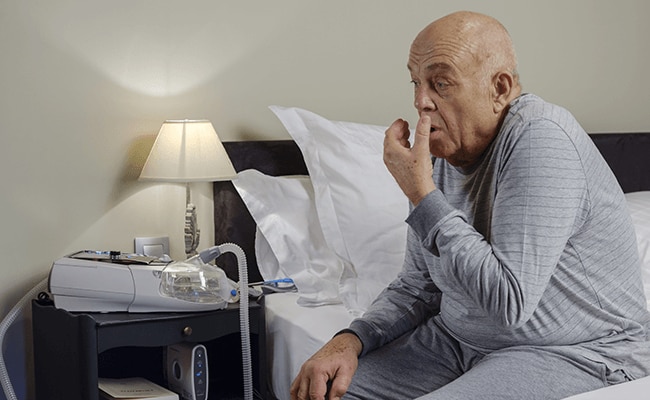uomo-con-BPCO-seduto-che-tossisce-ventilazione-non-invasiva-mobile