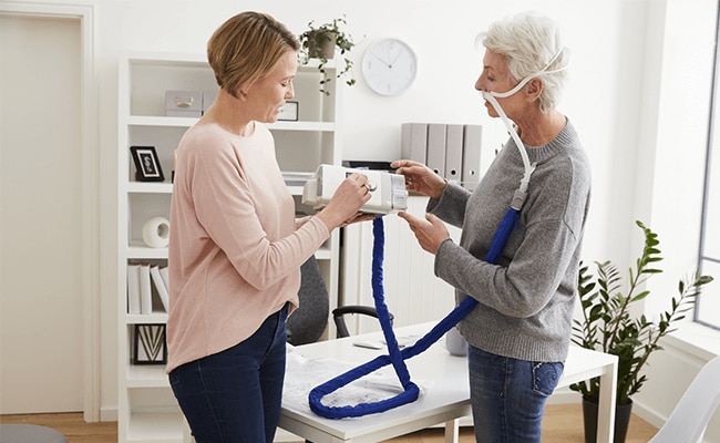 donna-con-BPCO-operatore-sanitario-terapia-ad-alti-flussi-mobile