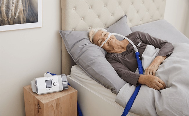 donna-con-BPCO-che-dorme-terapia-ad-alti-flussi-mobile