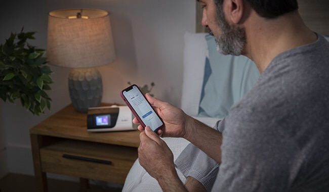paziente-CPAP-usa-assistente-terapia-personale-in-app-myair-di-resmed