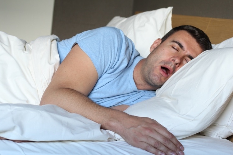 Uomo che dorme a bocca aperta