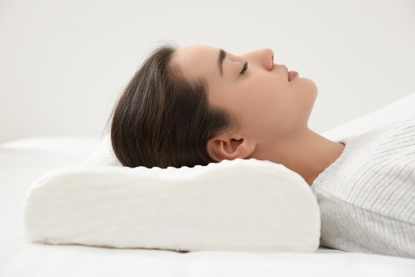  Donna che dorme supina con un cuscino speciale