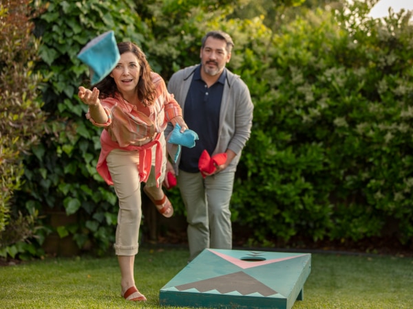  Coppia che gioca cornhole