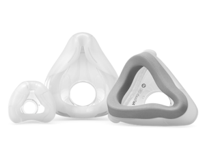 Tre diversi tipi di cuscinetti per maschere CPAP ResMed su uno sfondo bianco
