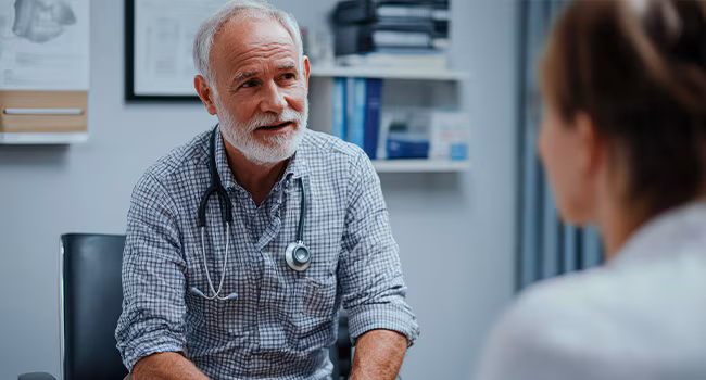  Dottore che parla con il paziente