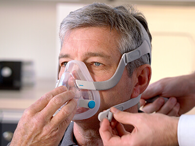 maschera-oro-nasale-per-CPAP-paziente-affetto-da-apnea-nel-sonno-ResMed-400x300