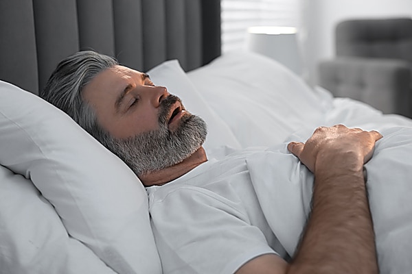  Uomo che dorme sulla schiena