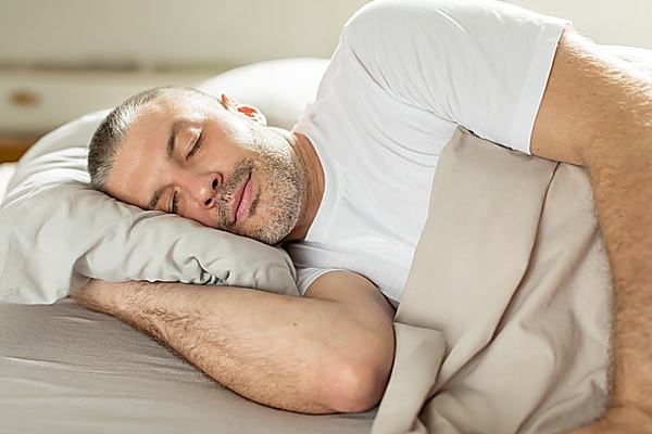  Uomo che dorme sul fianco