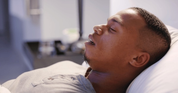  uomo che russa di notte