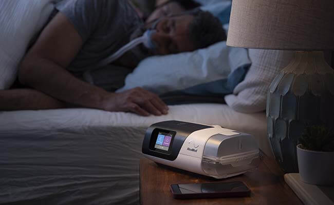 paziente-dorme-con-dispositivo-cpap-apnea-sonno-airsense-11-elite