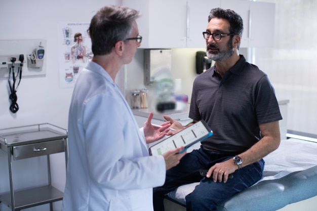  paziente in sala visita con il medico