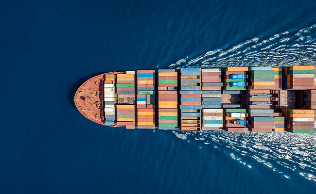 Vista aerea di una nave da carico piena di merci